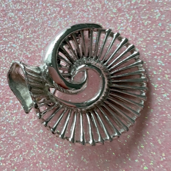 VINTAGE 1950 Sarah COVENTRY SILVER SWIRL LAPEL PIN - Picture 2 of 5